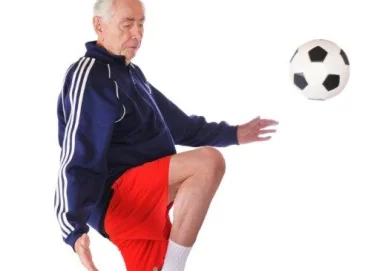 Marcel Vonk van Topfit Fysiotherapie traint de voetballers van FC Oldtimers
